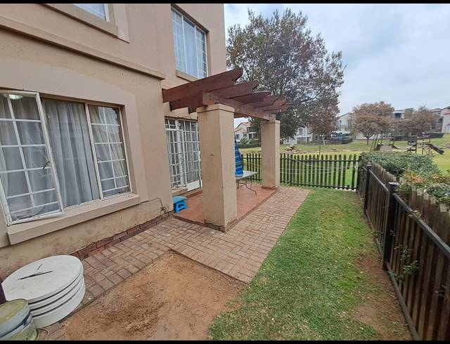 3 BEDROOM TOWNHOUSE FOR SALE IN CASTLEVIEW